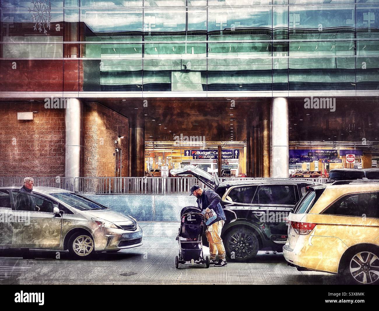 Passagiere, die nach Hause zurückkehren und am Salt Lake City International Airport in SLC, Utah, USA, abgeholt werden. Farb- und Grunge-Effekte für künstlerische Effekte digital hinzugefügt. - Smartphone-aufgenommenes Stockfoto