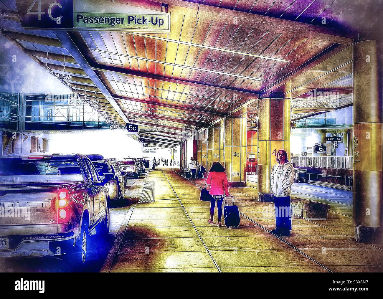 Passagiere, die nach Hause zurückkehren und am Salt Lake City International Airport in SLC, Utah, USA, abgeholt werden. Farb- und Grunge-Effekte für künstlerische Effekte digital hinzugefügt. - Smartphone-aufgenommenes Stockfoto