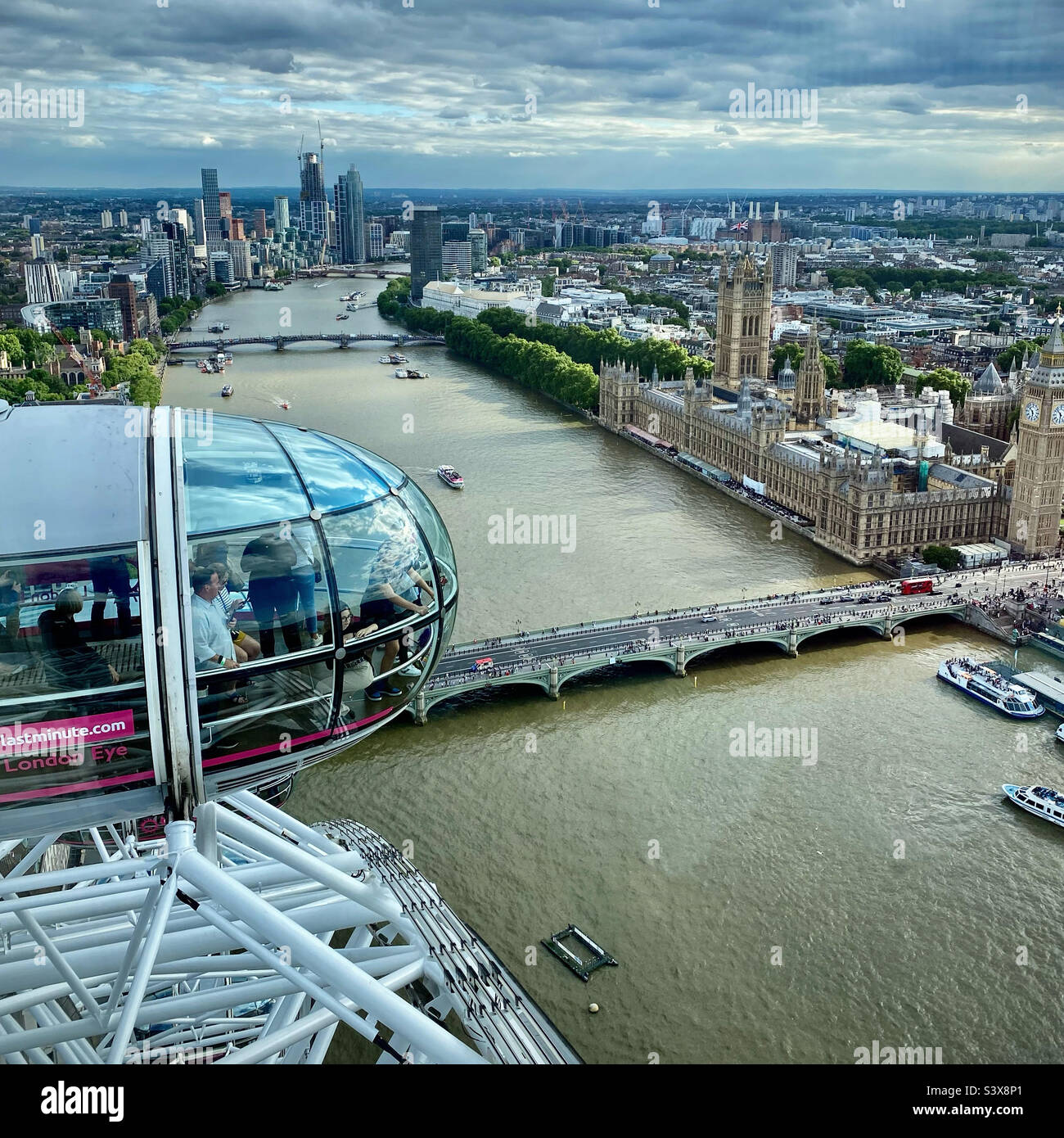 Ein Blick auf die Houses of Parliament und die Kurve der Themse von der Spitze des London Eye Stockfoto