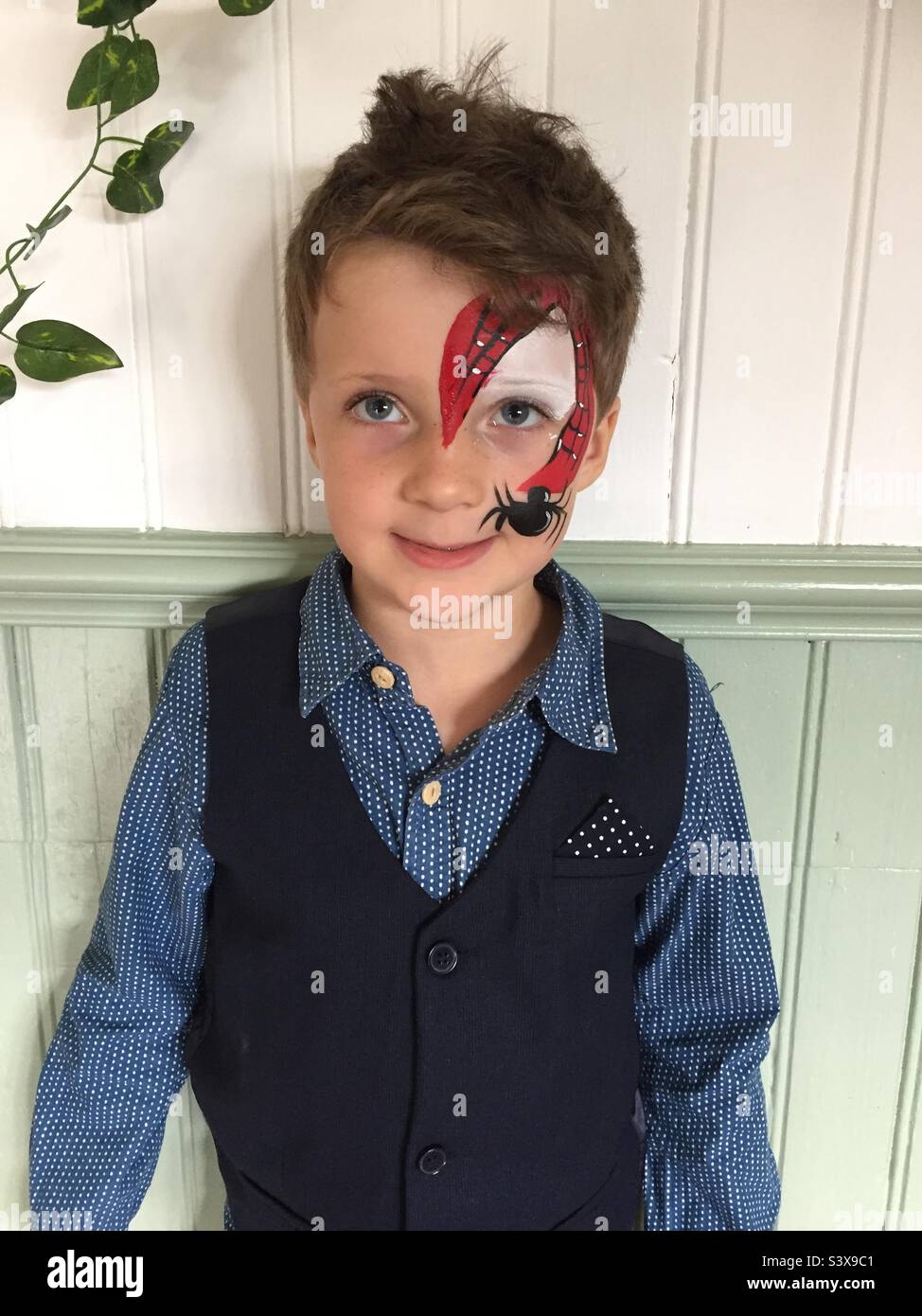 Junge mit Gesichtsfarbe Spinne Stockfoto