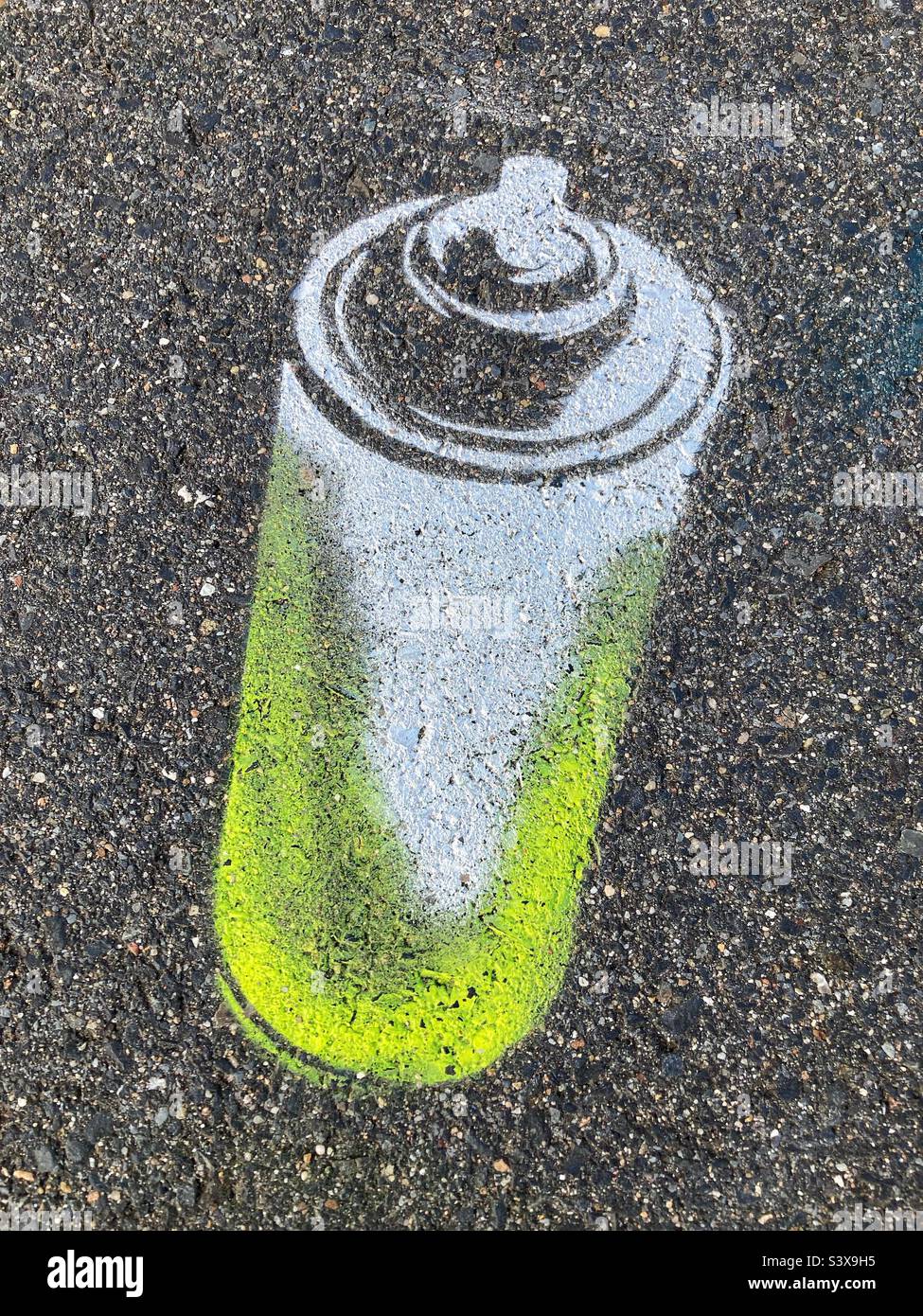 Schablone Graffiti einer Sprühdose auf dem Boden Stockfoto