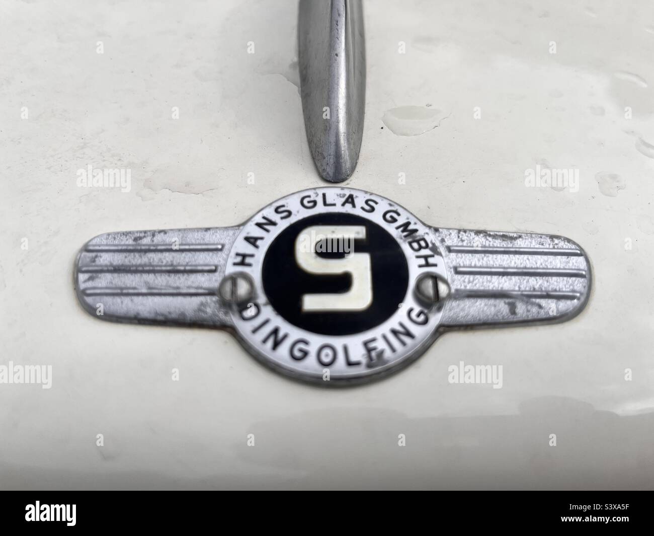 Goggomobil TS 250 Koupe deutscher Wagen aus den 1960er Jahren von Hans Glas GmbH Dingolfing-Abzeichen und -Logo Stockfoto