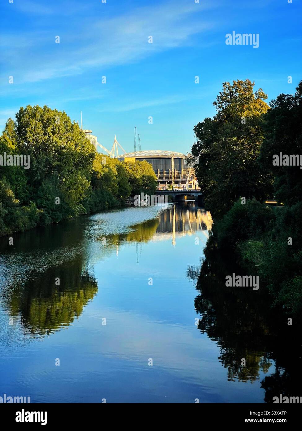 Das Stadion des Fürstentums spiegelte sich im Taff-Fluss im September wider. Stockfoto