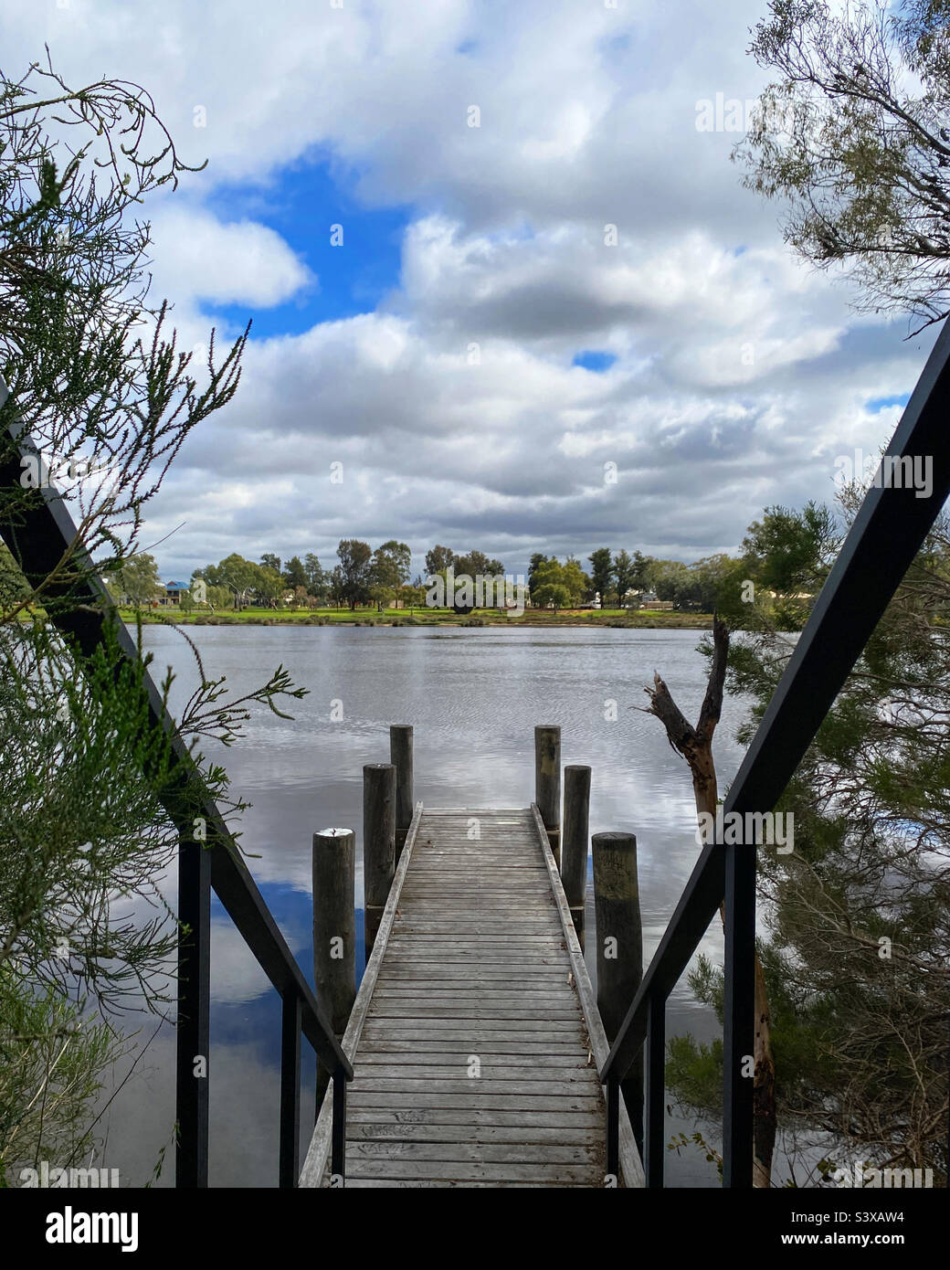 Swan River Jetty in der Nähe des Flusstals in Perth, Australien - Smartphone-aufgenommenes Stockfoto