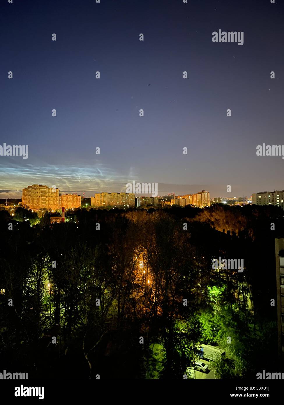 Dämmerung über der Stadt - Smartphone-aufgenommenes Stockfoto