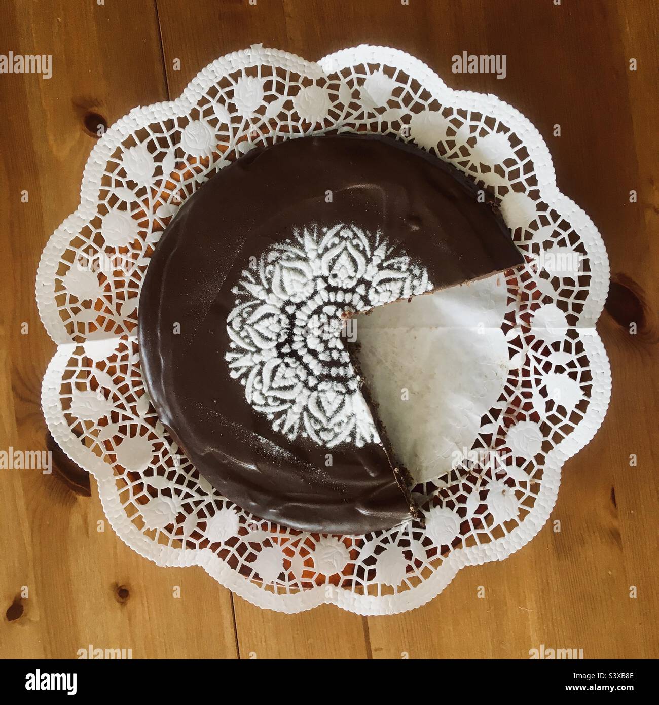 Schokoladenkuchen Draufsicht ein Viertel fehlt Stockfoto