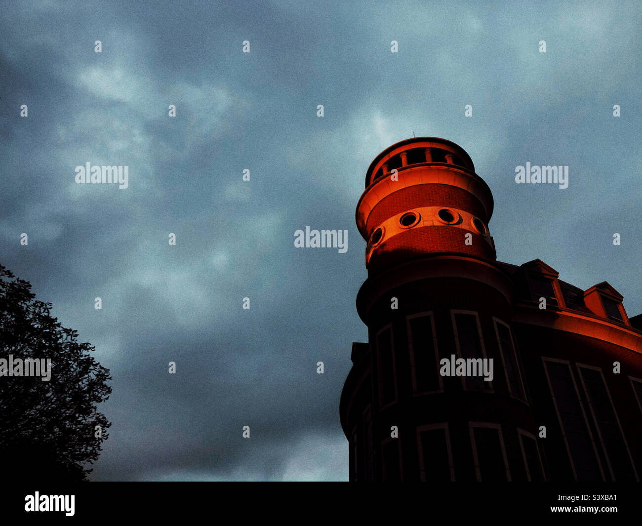 Dramatisches Abendlicht auf einem Gebäude in London, Kent Bromley - Smartphone-aufgenommenes Stockfoto