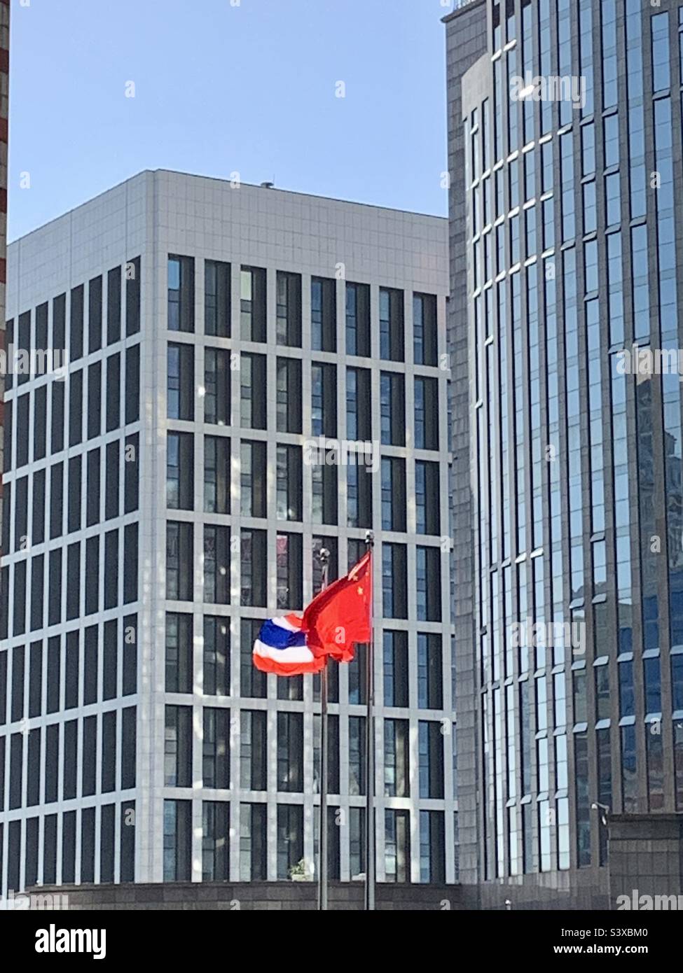 China und Thailand Flaggen Stockfoto