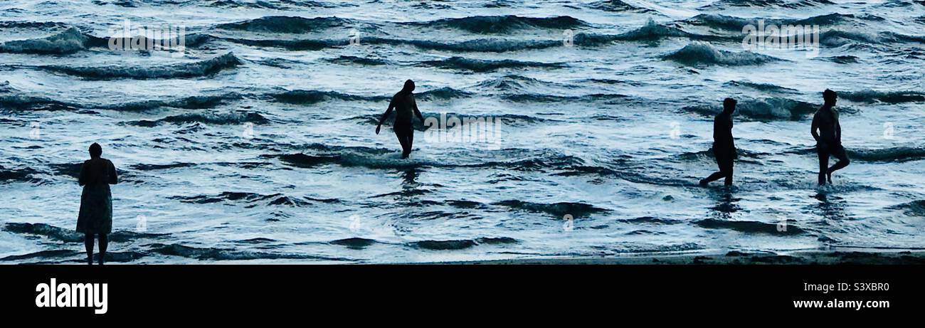 Menschen genießen am Strand Bacvice in Split, Kroatien während eines bewölkten und regnerischen Tages im September Stockfoto