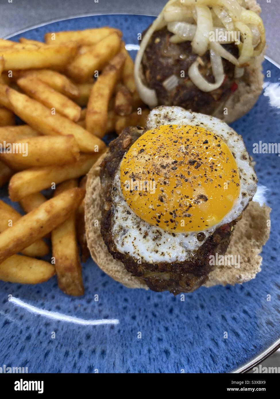 Burger A Sliders und Pommes frites - Smartphone-aufgenommenes Stockfoto