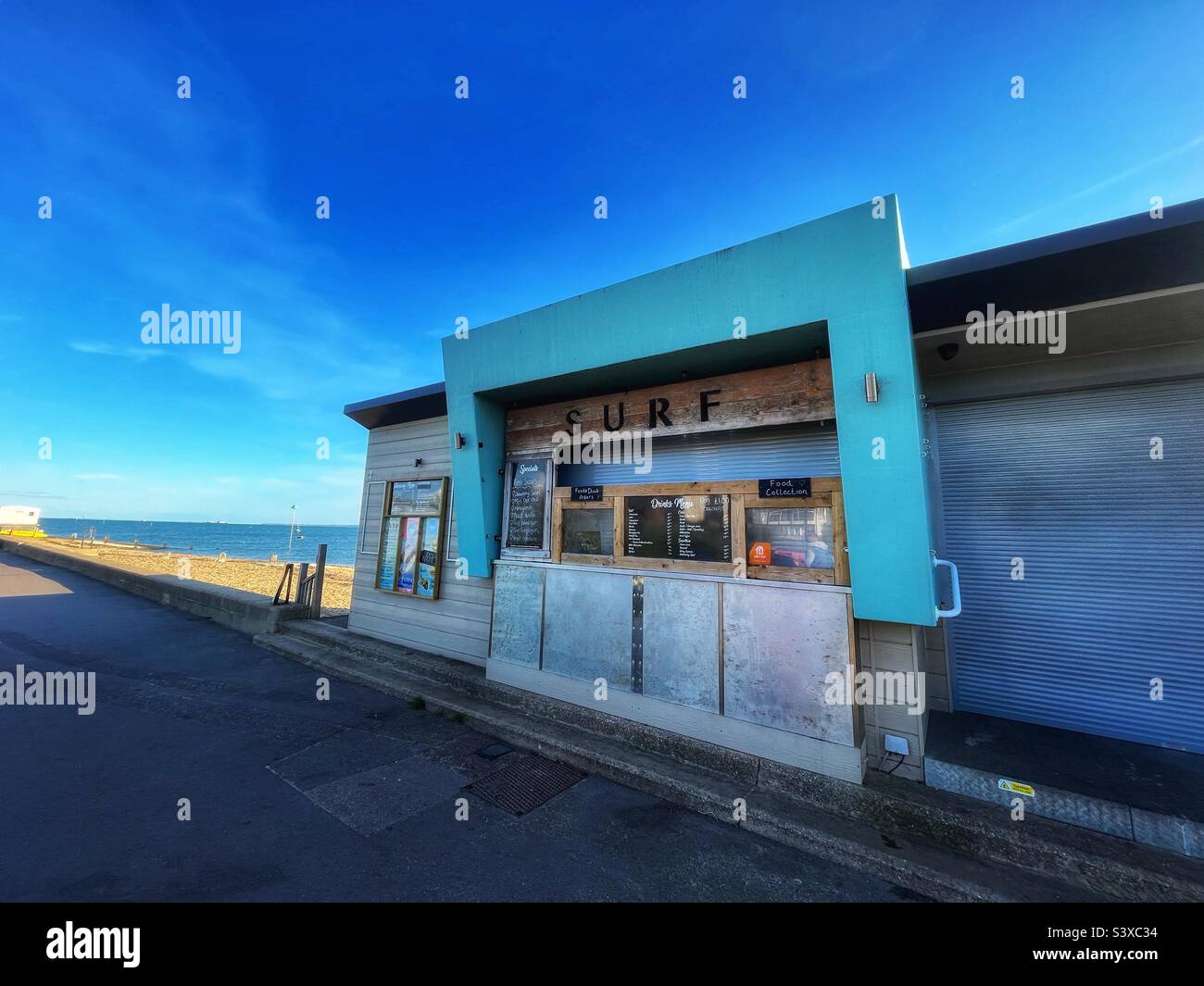 Surf Seafront Cafe in der Nähe von Leigh-on-Sea, Architektur sieht Art déco aus Stockfoto