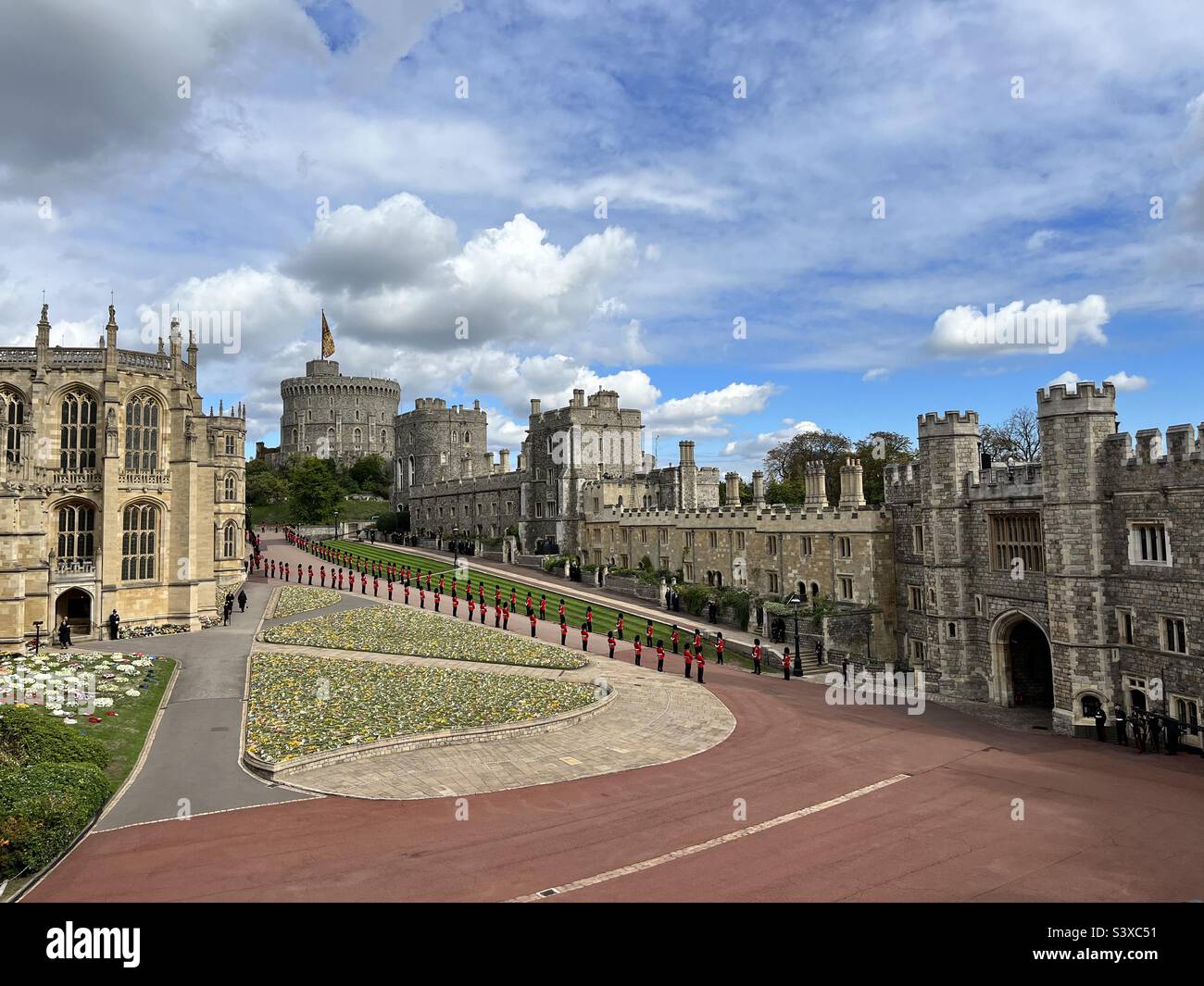Das Gelände des Windsor Castle mit dem runden Turm (oben) und der St. George's Chapel (L). Stockfoto