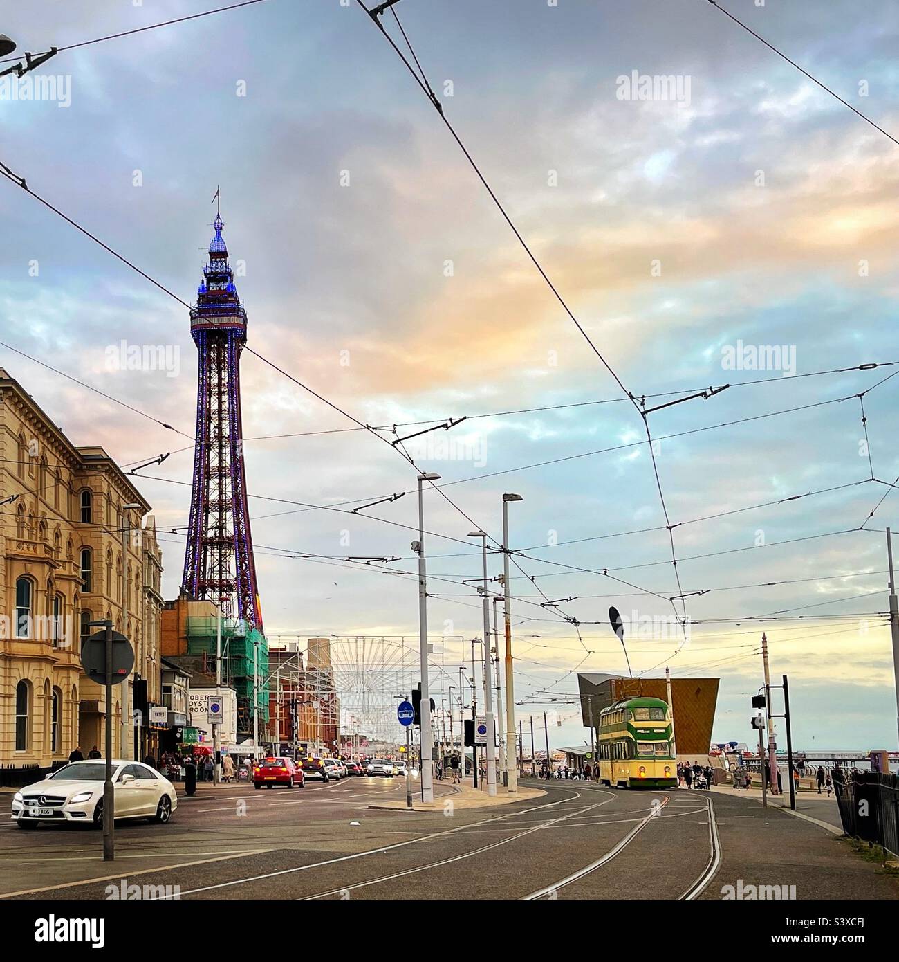 Blackpool Promenade und Turm und Vintage-Straßenbahn. Stockfoto