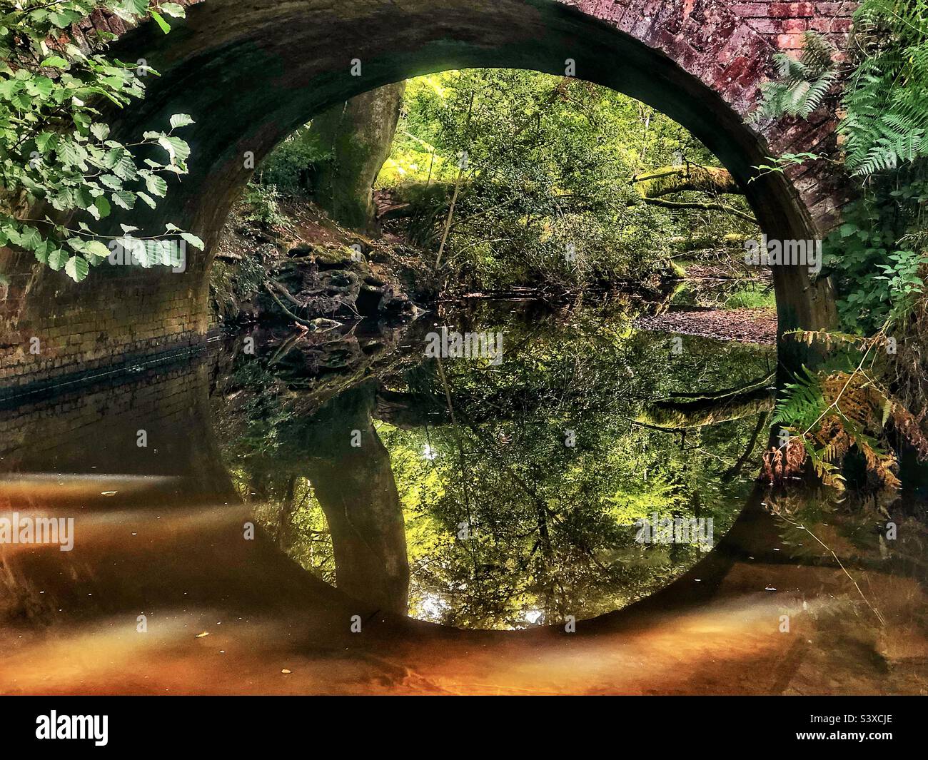Alte römische Backsteinbrücke über den Highland Water Stream im New Forest National Park Stockfoto