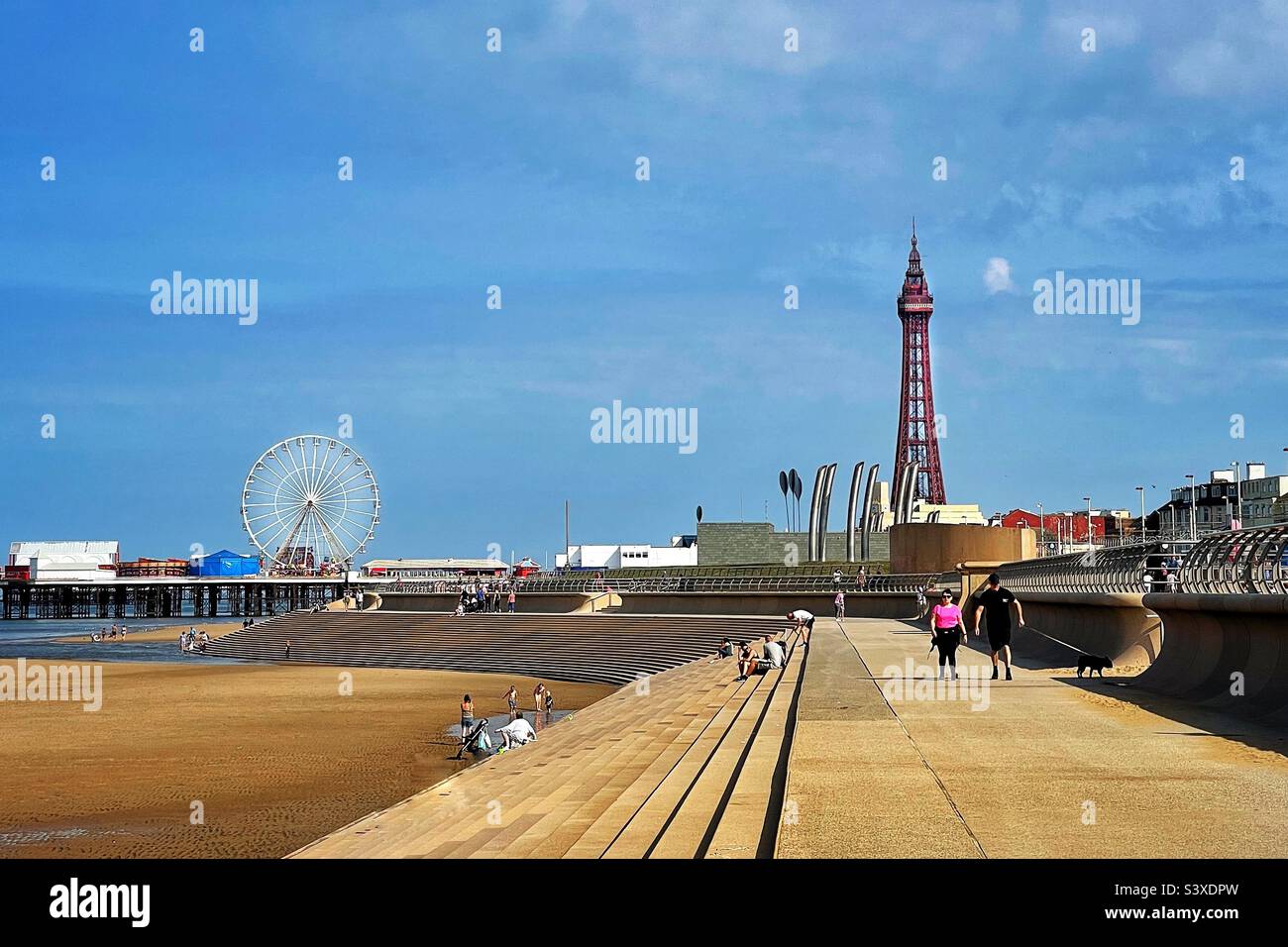 Blackpool Promenade, Central Pier und Blackpool Tower. Stockfoto