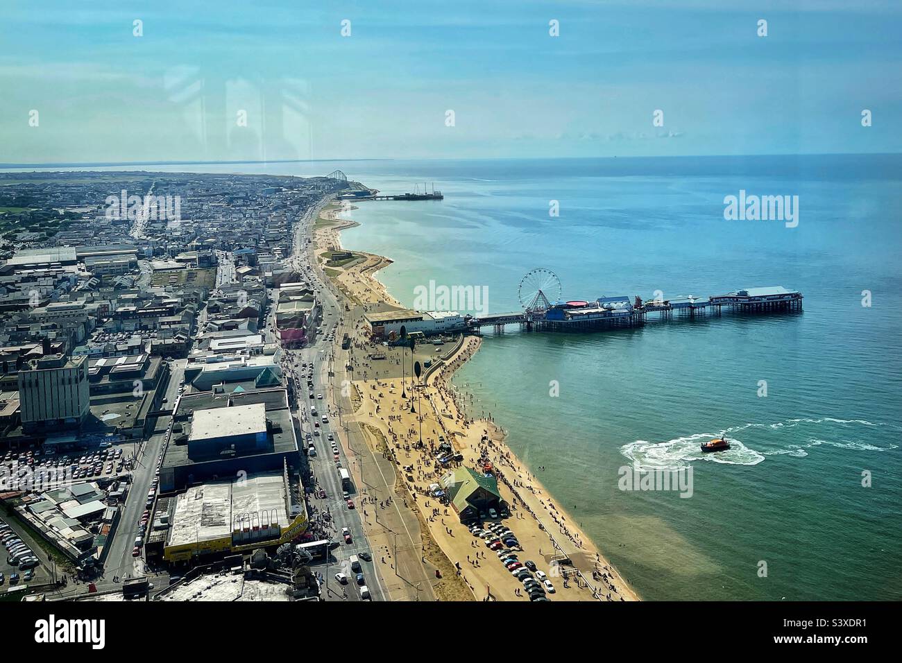 Blackpool Central Pier und Promenade mit North Pier und Pleasure Beach in der Ferne. Stockfoto