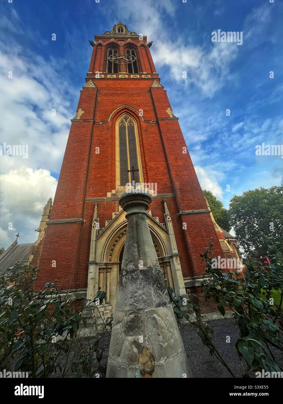 St. John the Divine, Kennington, Blick auf die Uhr und den Turm, der Turm und der Turm wurden 1994 umfassend restauriert. Viktorianische gotische Architektur Grade I aufgeführt Stockfoto