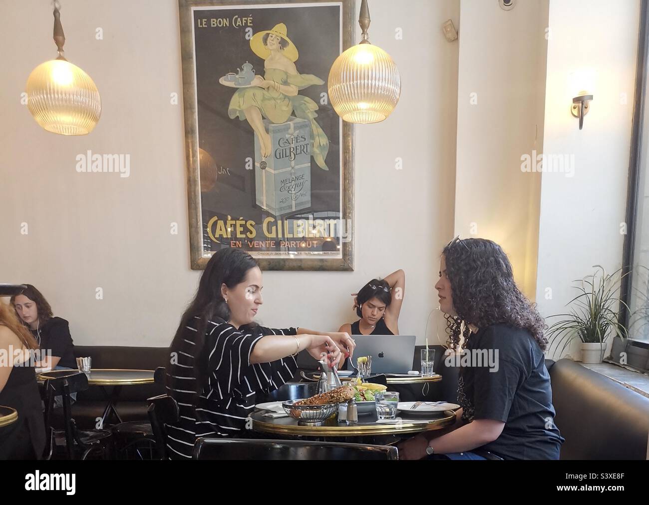 Das beliebte Hilel Café in der Jaffa Straße in Jerusalem, Israel. - Smartphone-aufgenommenes Stockfoto