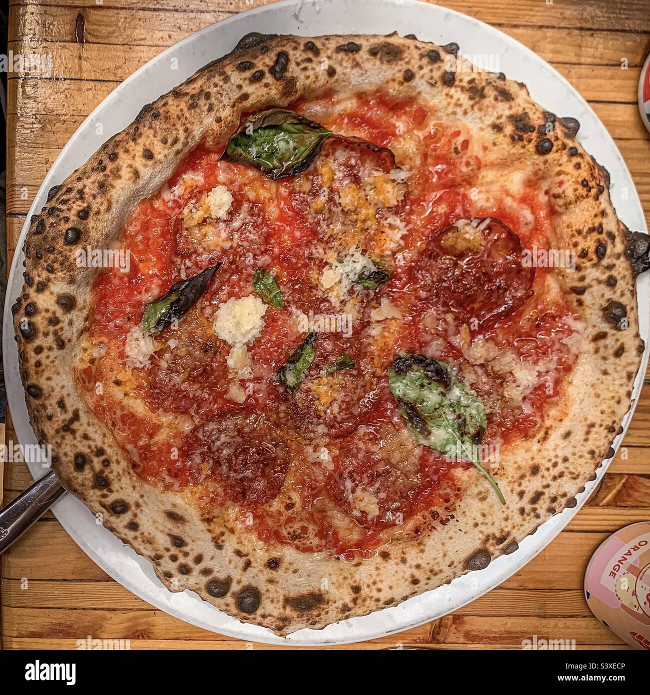 Authentische Pizza mit Tomatenmozzarella und Basilikum. Traditionelle Pizza, die in einem Holzofen zubereitet wird Stockfoto