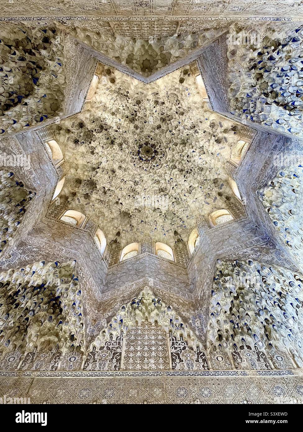 Diese Muqarnas oder Stalaktiten an der Decke der Halle der zwei Schwestern in der Alhambra sollen den Einfluss des Göttlichen auf der Erde darstellen. Stockfoto