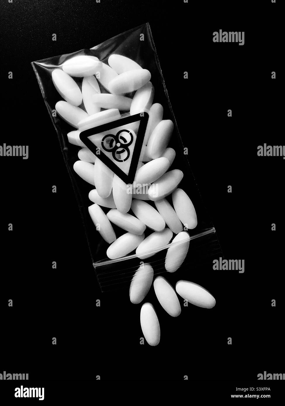 Covid Virus pill Pillen Impfstoff biologisches Risiko - Smartphone-aufgenommenes Stockfoto