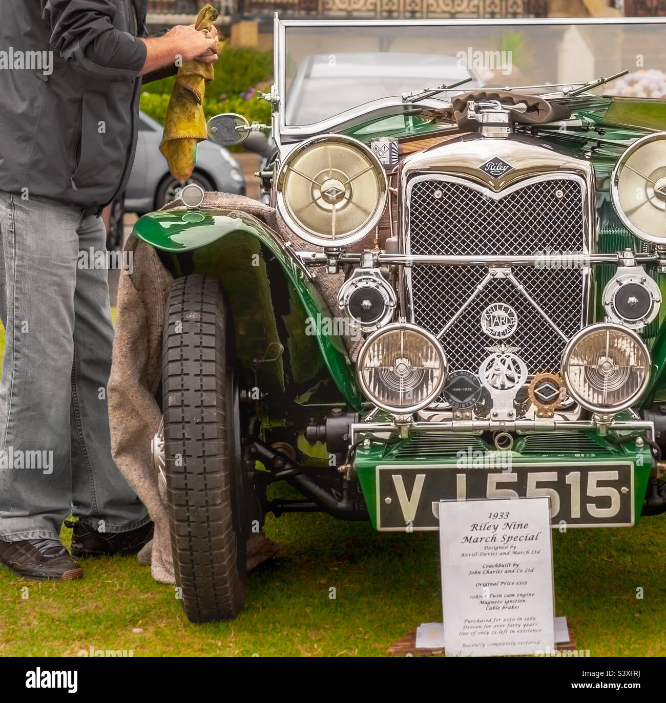 Ein 1933 Riley 9 March Special in British Racing Green wird von seinem Besitzer betreut Stockfoto