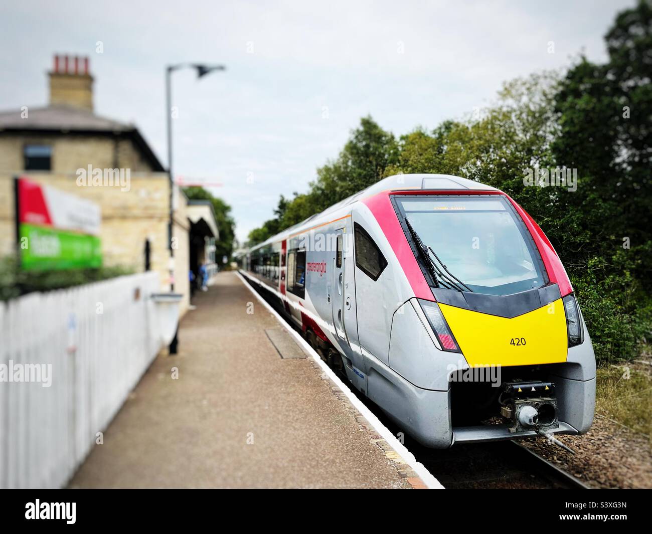 Lowestoft-Zug nach Ipswich in Campsea Ashe (Wickham Market) Suffolk England - Smartphone-aufgenommenes Stockfoto