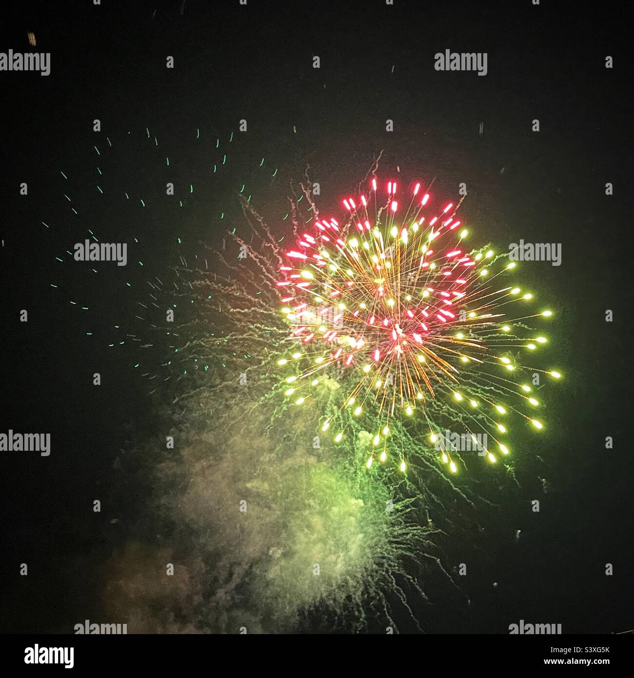Rosa und grünes Feuerwerk. - Smartphone-aufgenommenes Stockfoto