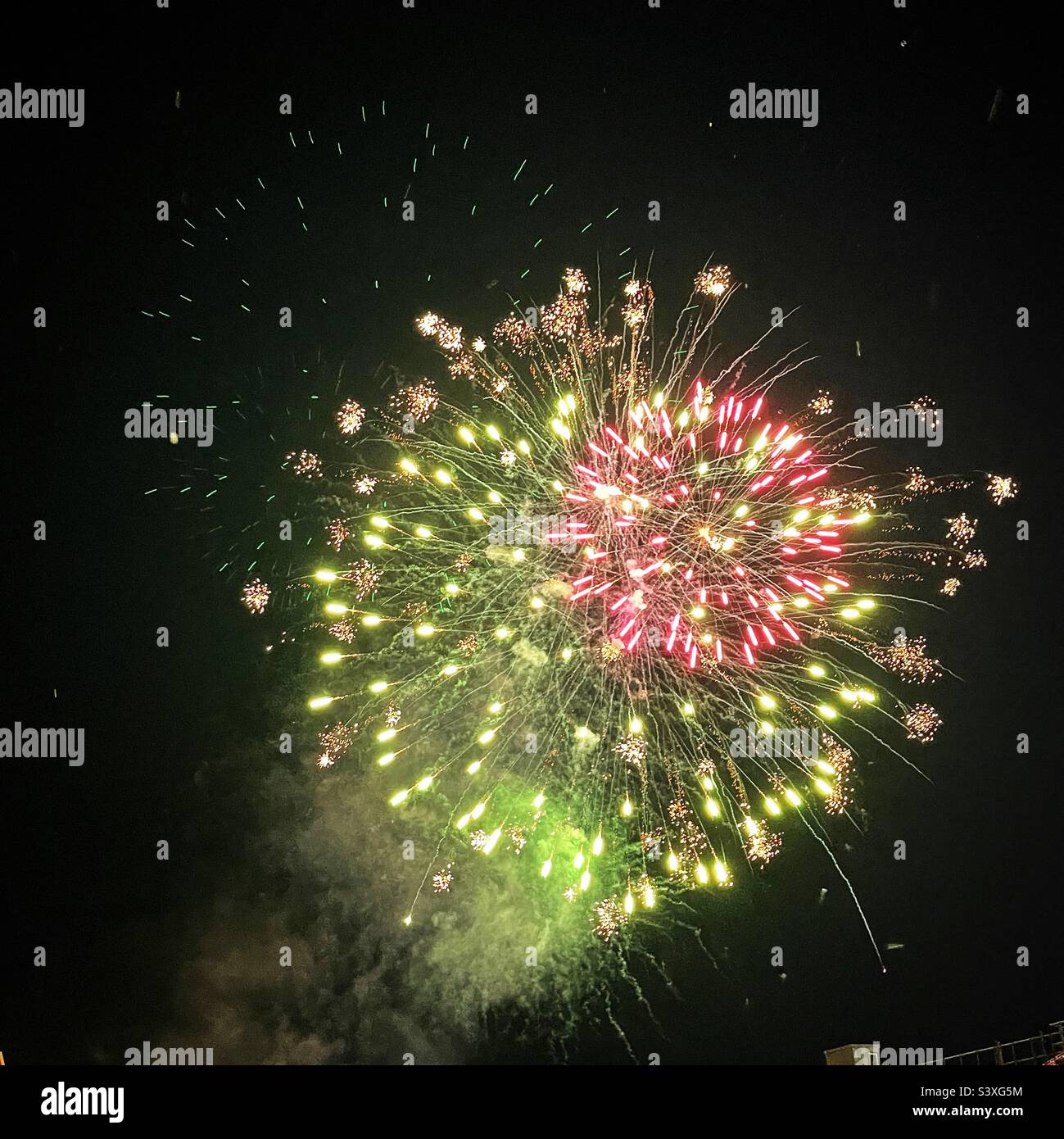 Rosa und grünes Feuerwerk. - Smartphone-aufgenommenes Stockfoto