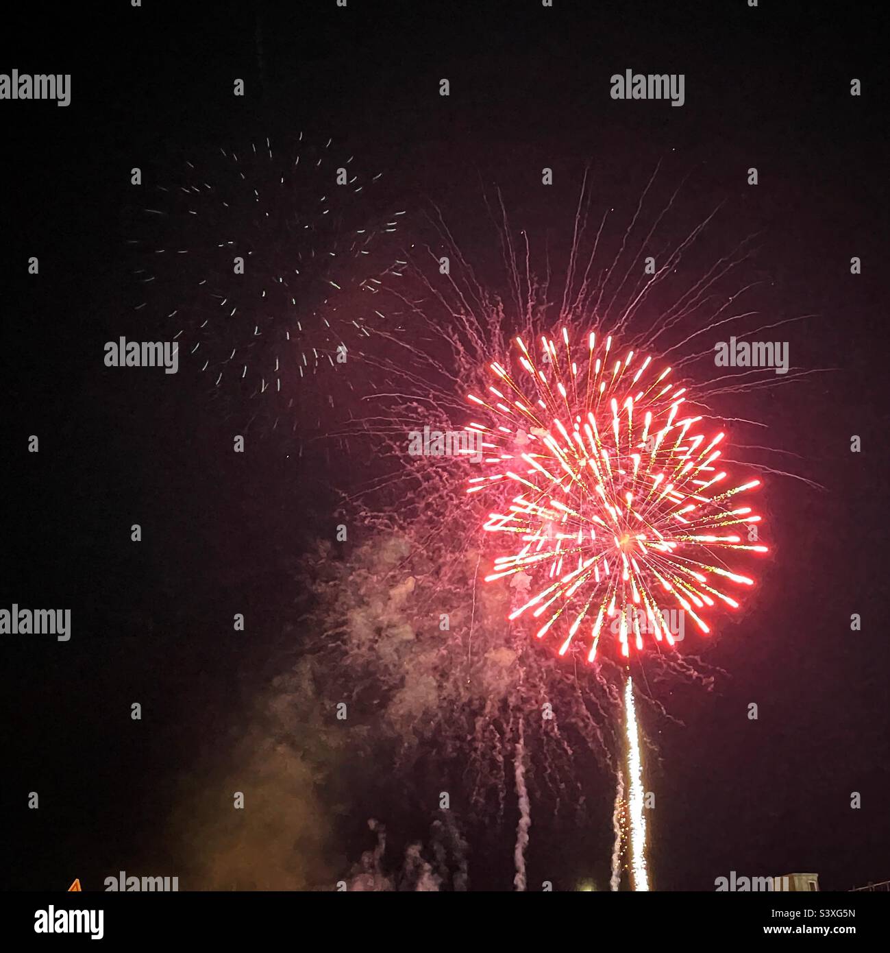 Rote Feuerwerk. - Smartphone-aufgenommenes Stockfoto