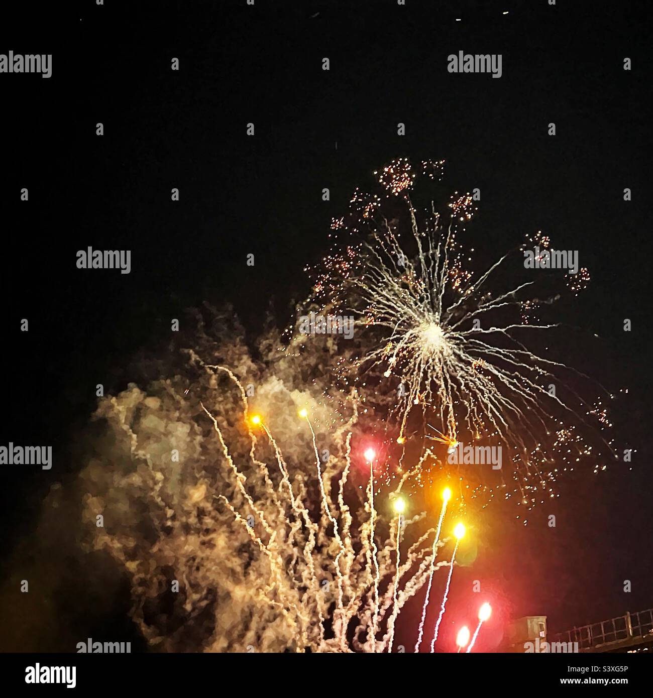 Mehrere Feuerwerke. - Smartphone-aufgenommenes Stockfoto