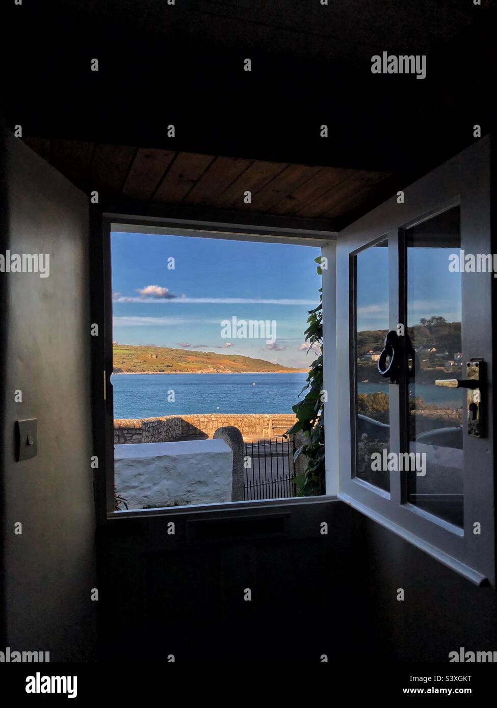 Ein Blick durch eine halbe Scheune Tür eines malerischen Küstenhauses auf eine seeuferblick mit Kopierplatz Stockfoto