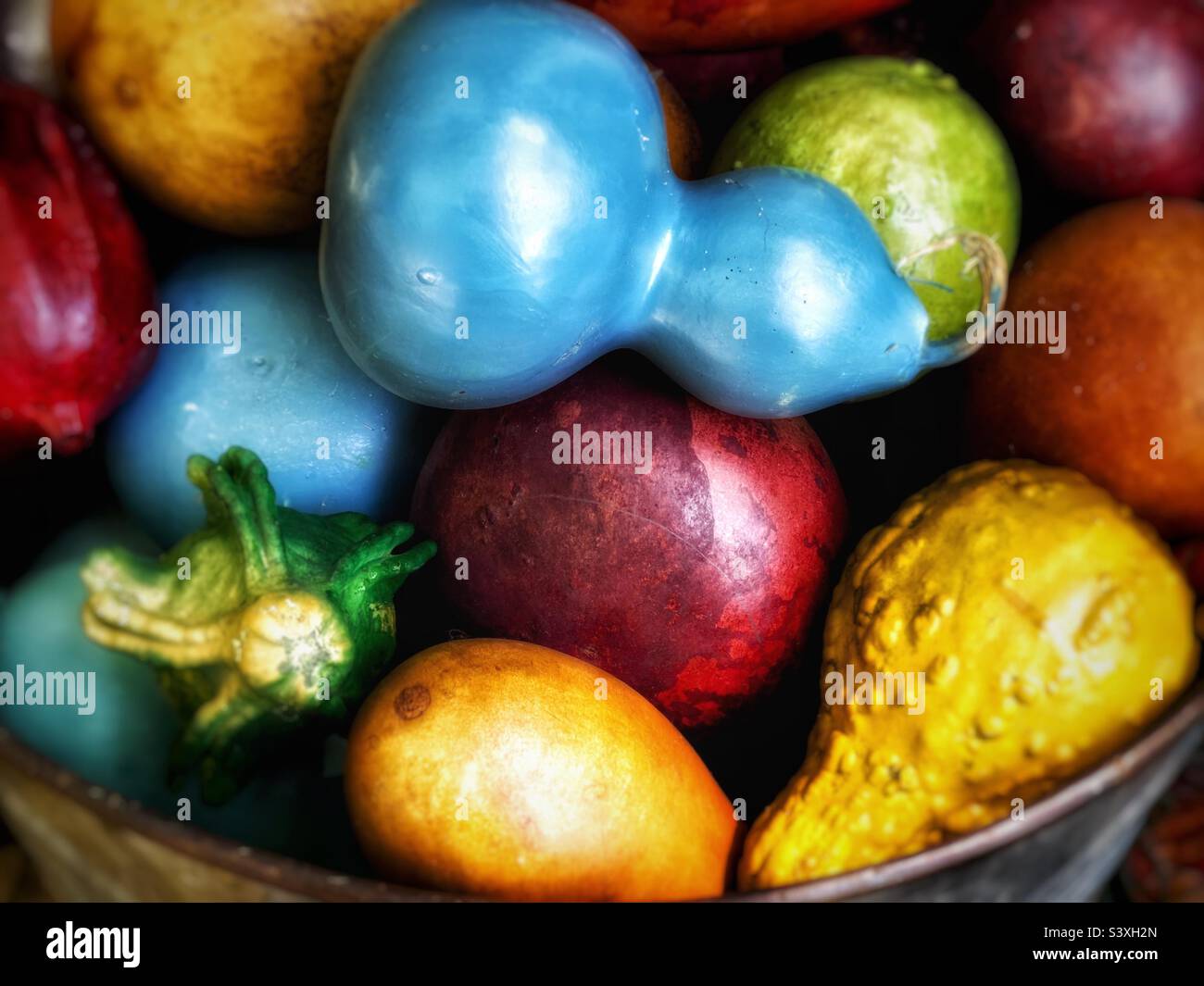 Bunt bemalte Kürbisse in einer Metallwanne - Smartphone-aufgenommenes Stockfoto