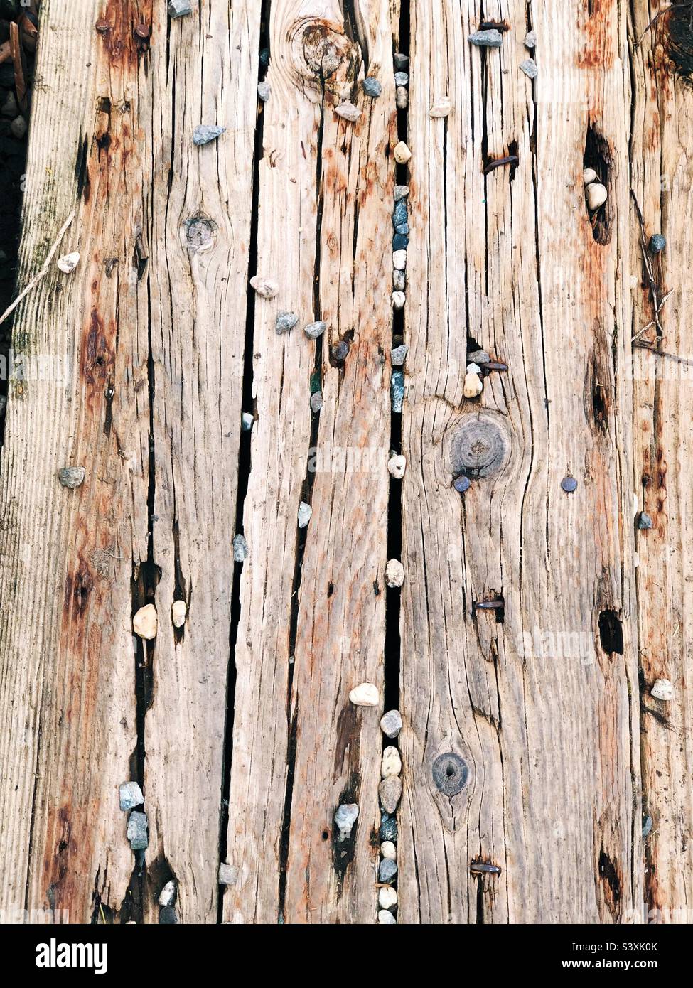 Ein Holztisch mit Steinen Stockfoto