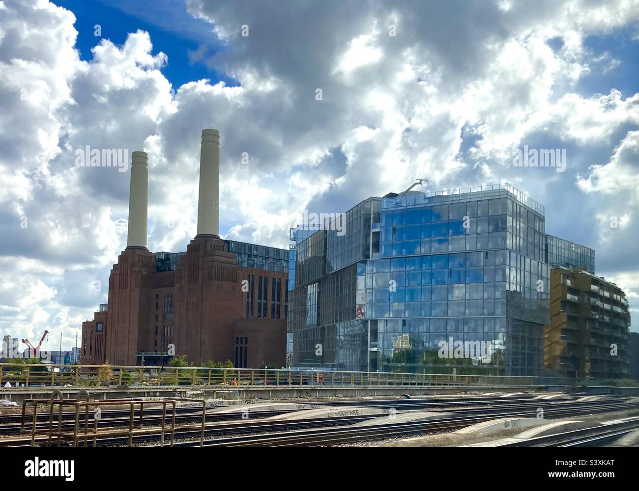 Das alte, stillgelegte Battersea Power Station wird renoviert und neu gebaute Wohnungen mit Blick auf die Eisenbahnlinien London England - Smartphone-aufgenommenes Stockfoto