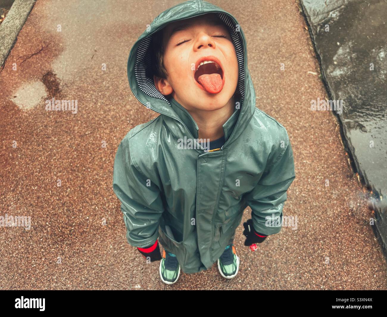 Frohe Kinder regen Stockfoto