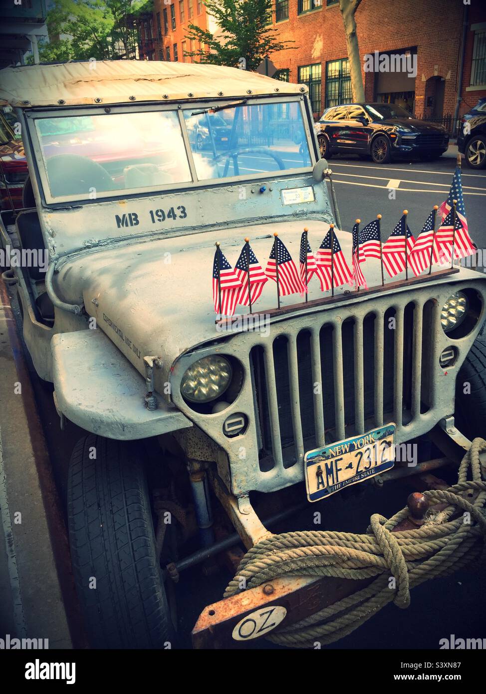US-Flaggen auf einem 1943-Armee-Jeep, der in New York City geparkt ist Stockfoto