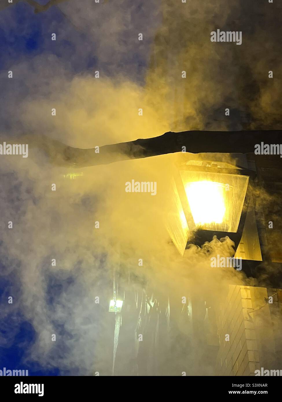 Nachtlaterne in Rauch Stockfoto
