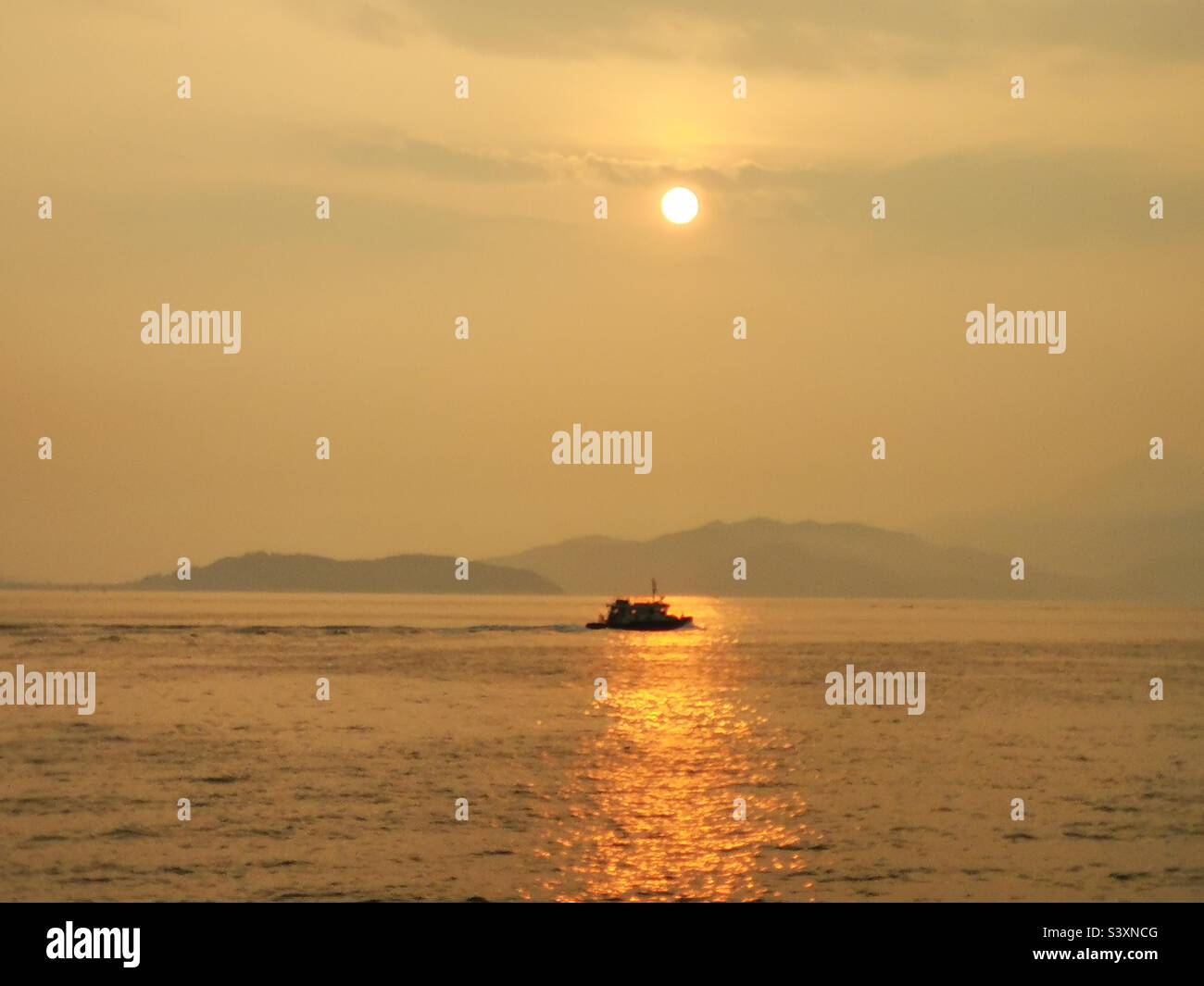 Sonnenuntergang über dem West Lamma Kanal in Hongkong. Stockfoto