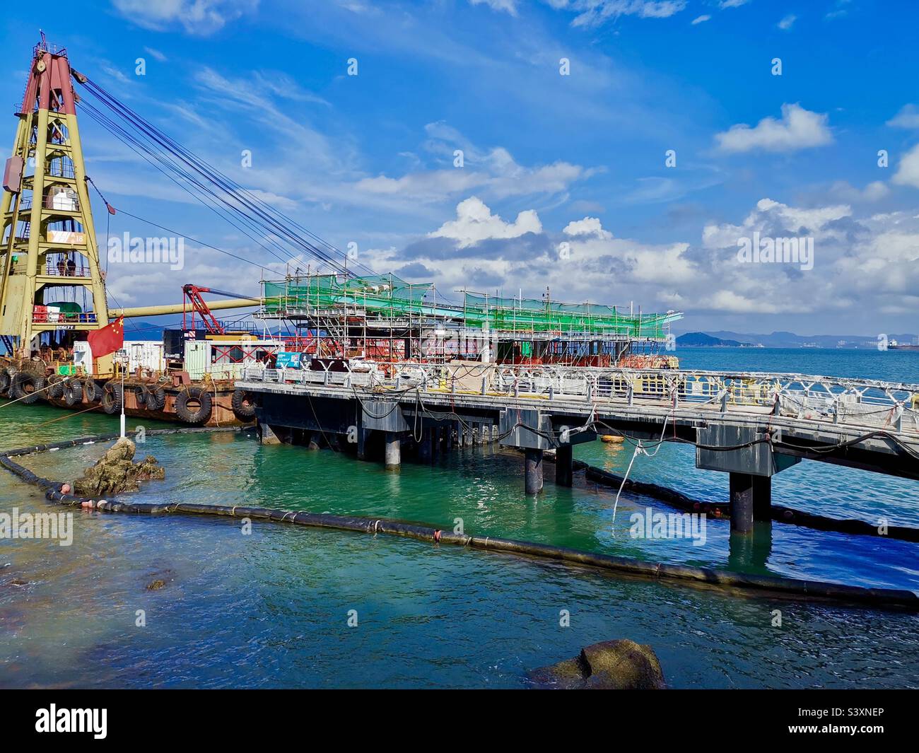 Oktober 2022, Pak Kok, Lamma Island, Hongkong. Bau der neuen Fähranlegestelle. Stockfoto