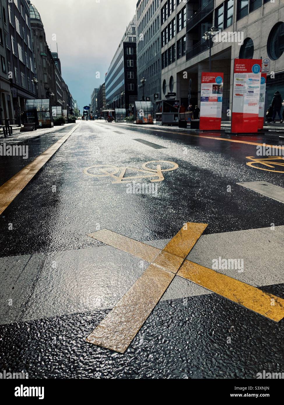 Eine temporäre Pop-up-Fahrradspur in der Friedrichstraße, die für Autos in diesem Segment gesperrt wurde, Berlin, Deutschland - Smartphone-aufgenommenes Stockfoto