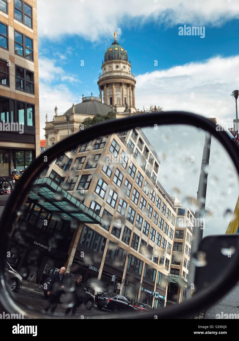 Die Neue Kirche (Deutscher Dom) und das Quartier 205 Stadtmitte spiegeln sich im Spiegel eines Rollers wider Stockfoto