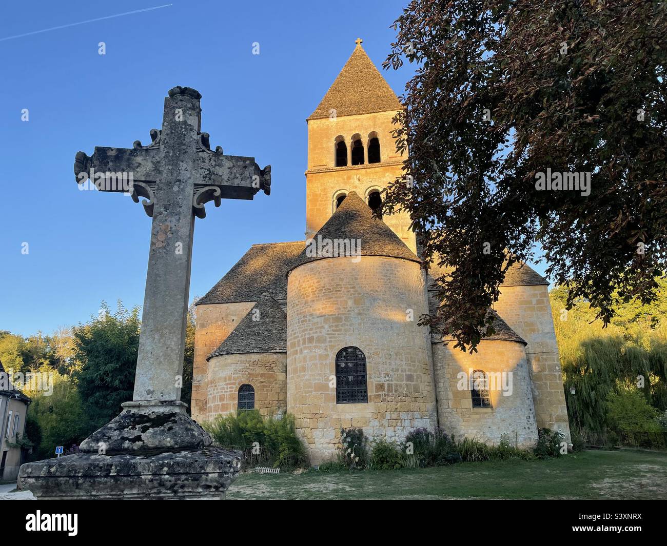 Romanische Kirche Saint Leon, Tal des Flusses Vezere, Perigorde, Frankreich Stockfoto