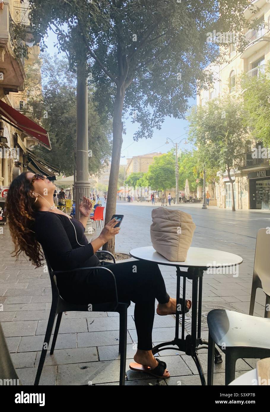 Sie genoss ihre Zigarette in einem Café in der Jaffa Straße in Jerusalem, Israel. Stockfoto