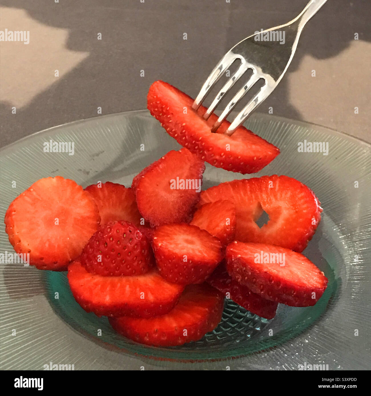 Essen in Scheiben geschnittene Erdbeeren Stockfoto
