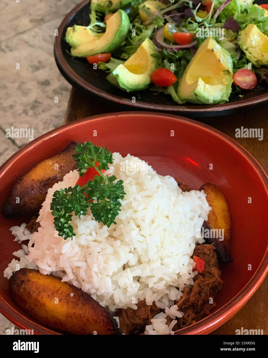 Reis und Kochbananen und Avocado-Salat, Havanna Vieja Kubisches Restaurant, South Beach, Miami Beach, Florida, USA Stockfoto
