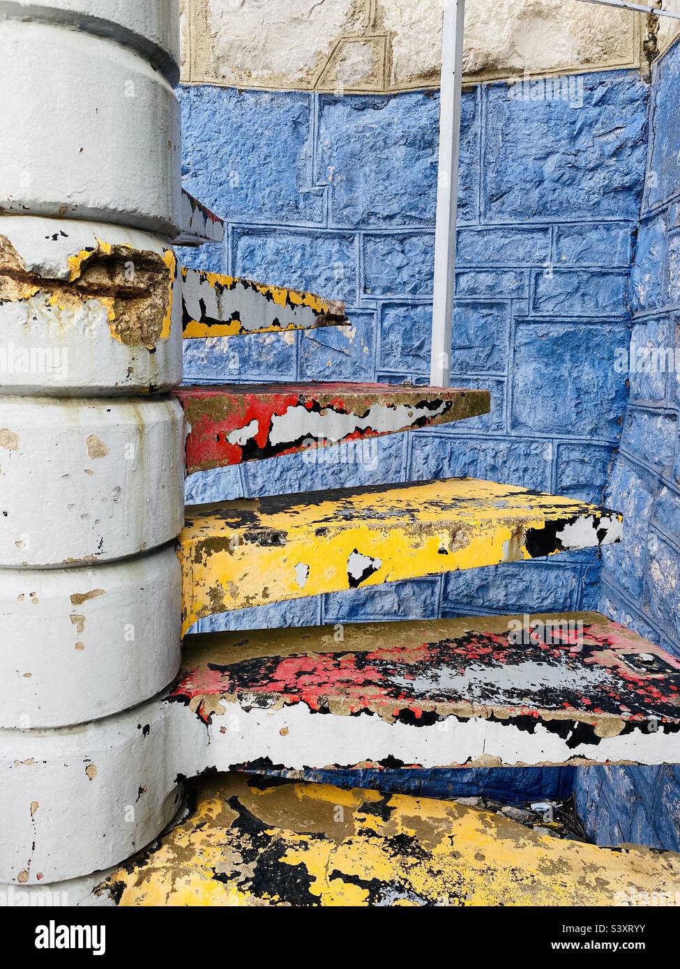Betonstufen Ona Wendeltreppe bemalt, aber abblätternde Stockfoto