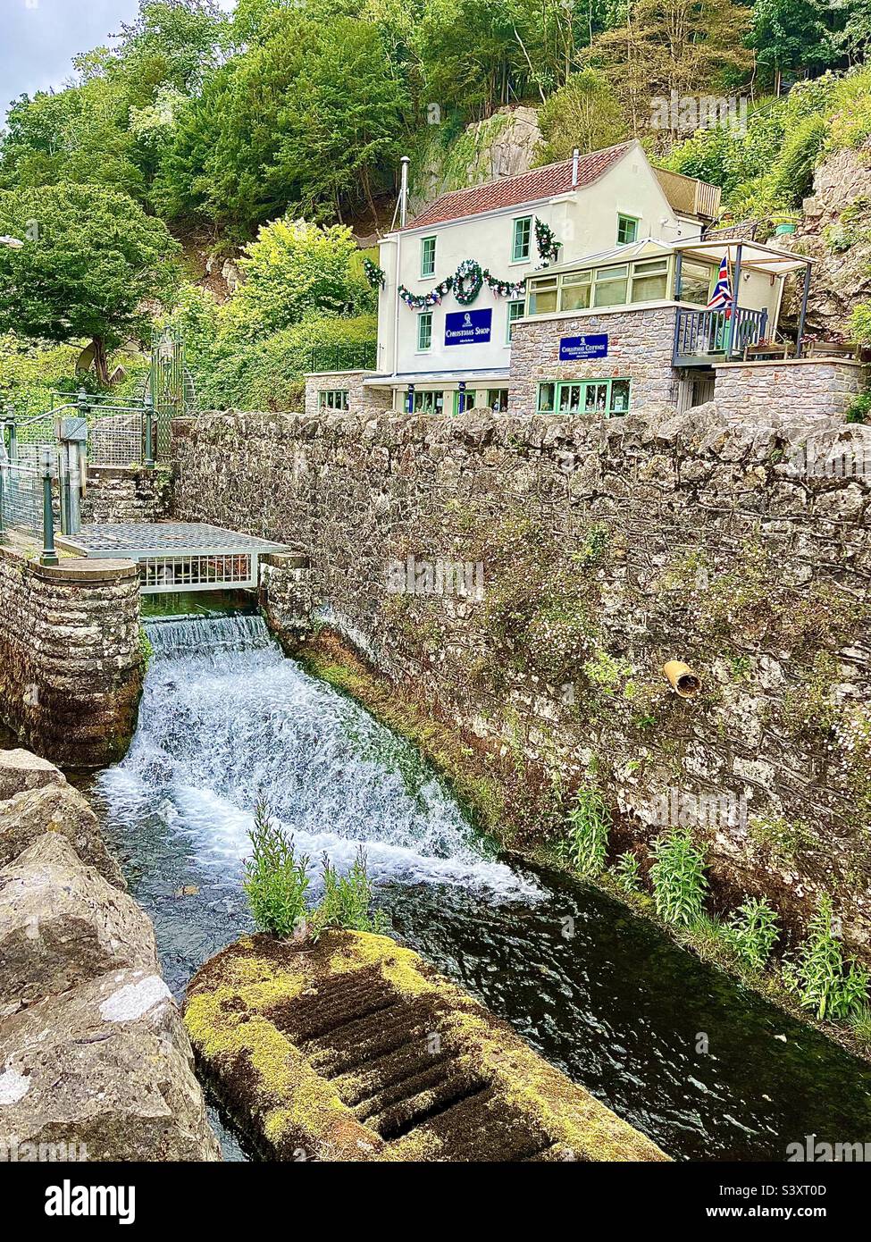 Ein kleines Wehr in der Cheddar-Schlucht in Somerset Stockfoto