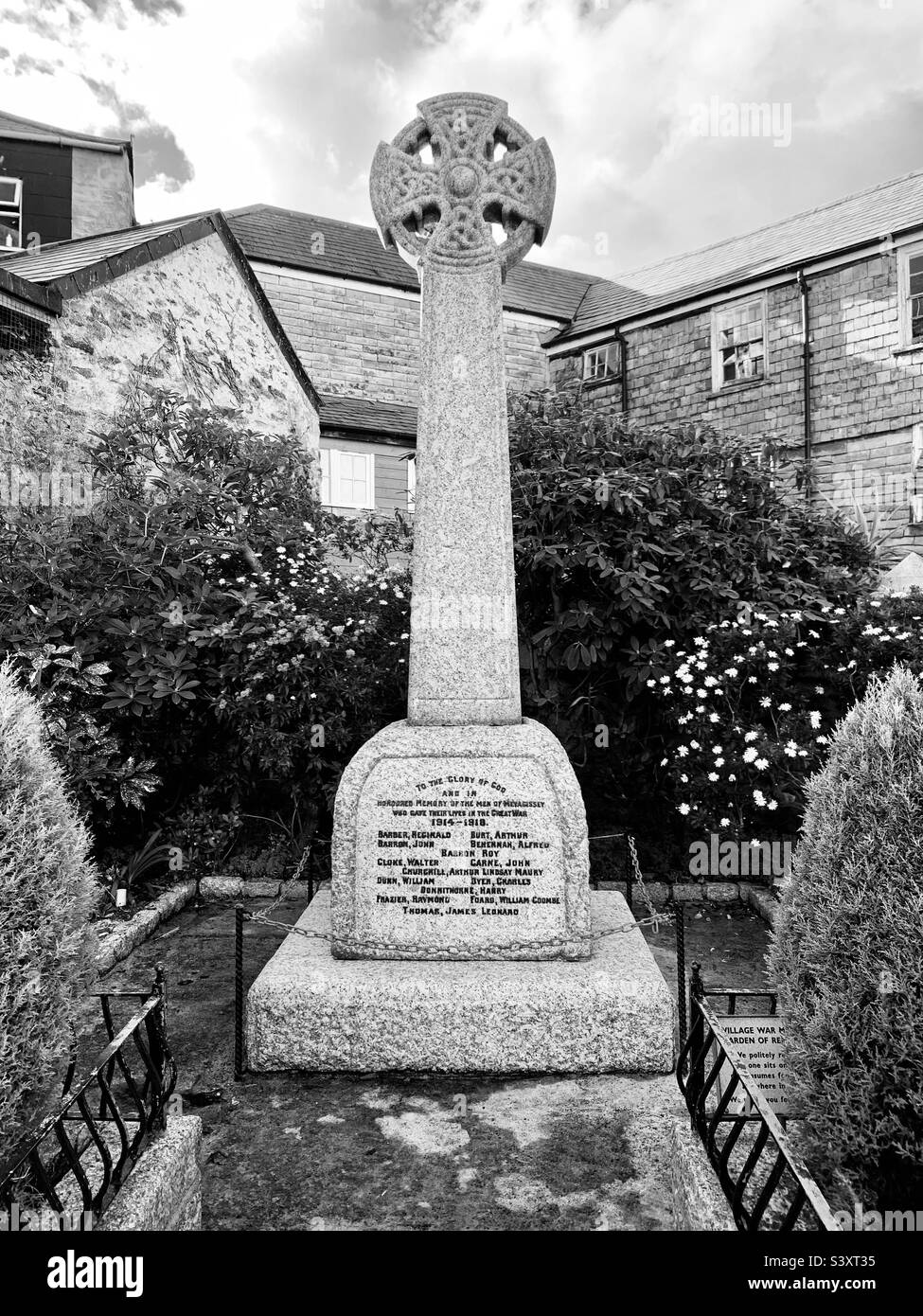 Ein schönes keltisches Kreuz in Cornwall in schwarz und weiß Stockfoto