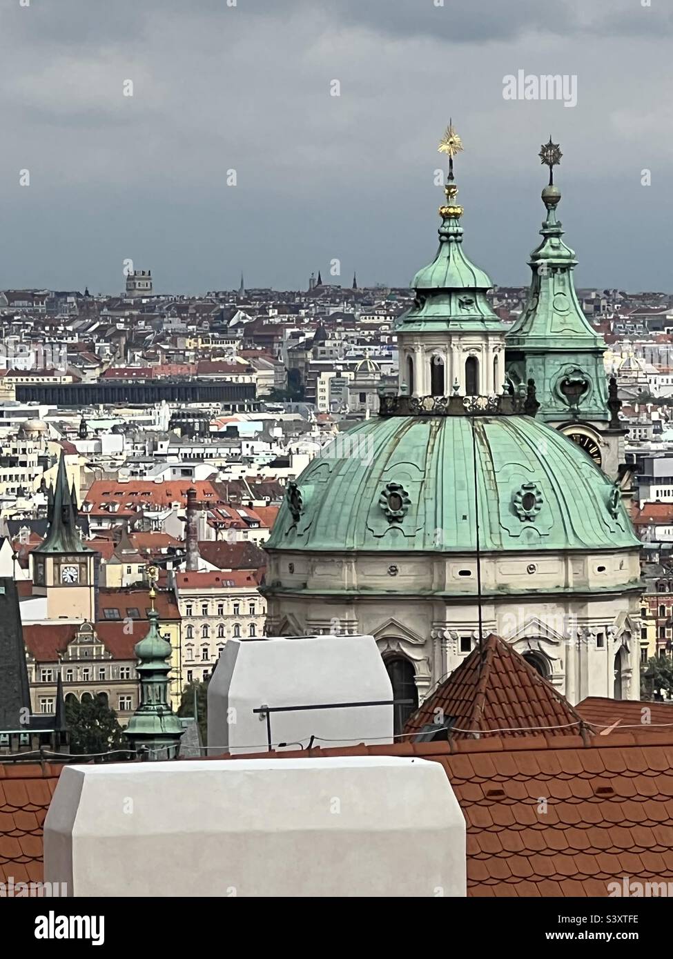 Prag-Stadt mit St. Nikolaikirche Dom und Blick auf die Dächer Stockfoto